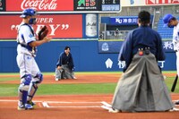 ピッチャー南條、審判三島でセレモニアルピッチを務めたすゑひろがりず。（写真提供：横浜DeNAベイスターズ）