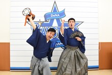 セレモニアルピッチを務めたすゑひろがりず。