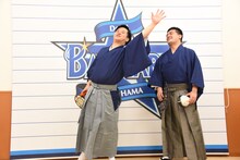 ボールが大きく外れた場面を再現するすゑひろがりず南條。