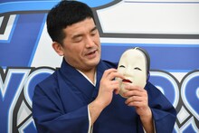 能面の目が細かったと説明するすゑひろがりず三島。