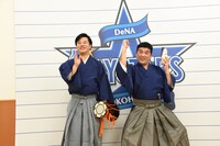 囲み取材中の様子。