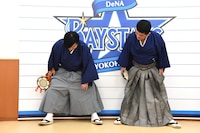 馬乗り袴を見せるすゑひろがりず南條（左）。