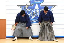 馬乗り袴を見せるすゑひろがりず南條（左）。