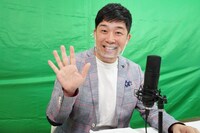 「月刊よしもとオンラインイベント2021年5月号」の司会を務めたあべこうじ。