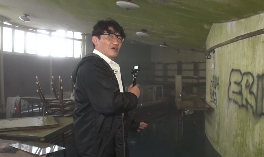 「それって!?実際どうなの課」で廃墟を調査する、ずん飯尾。(c)中京テレビ