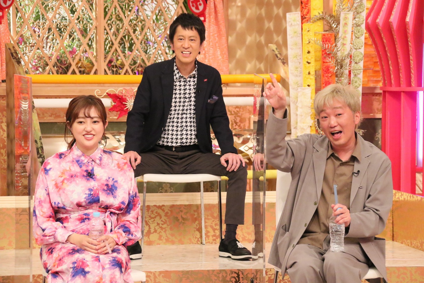 （左から）菊地亜美、ブラックマヨネーズ吉田、スピードワゴン小沢。(c)フジテレビ