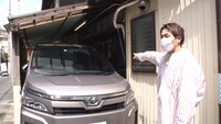 「ワケあり駐車場」を調査する狩野英孝。(c)中京テレビ