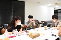 昨年行っていた「溜口スーパードリームショー」の稽古の様子。左からターリーターキー玉さん、溜口さん、高佐さん。