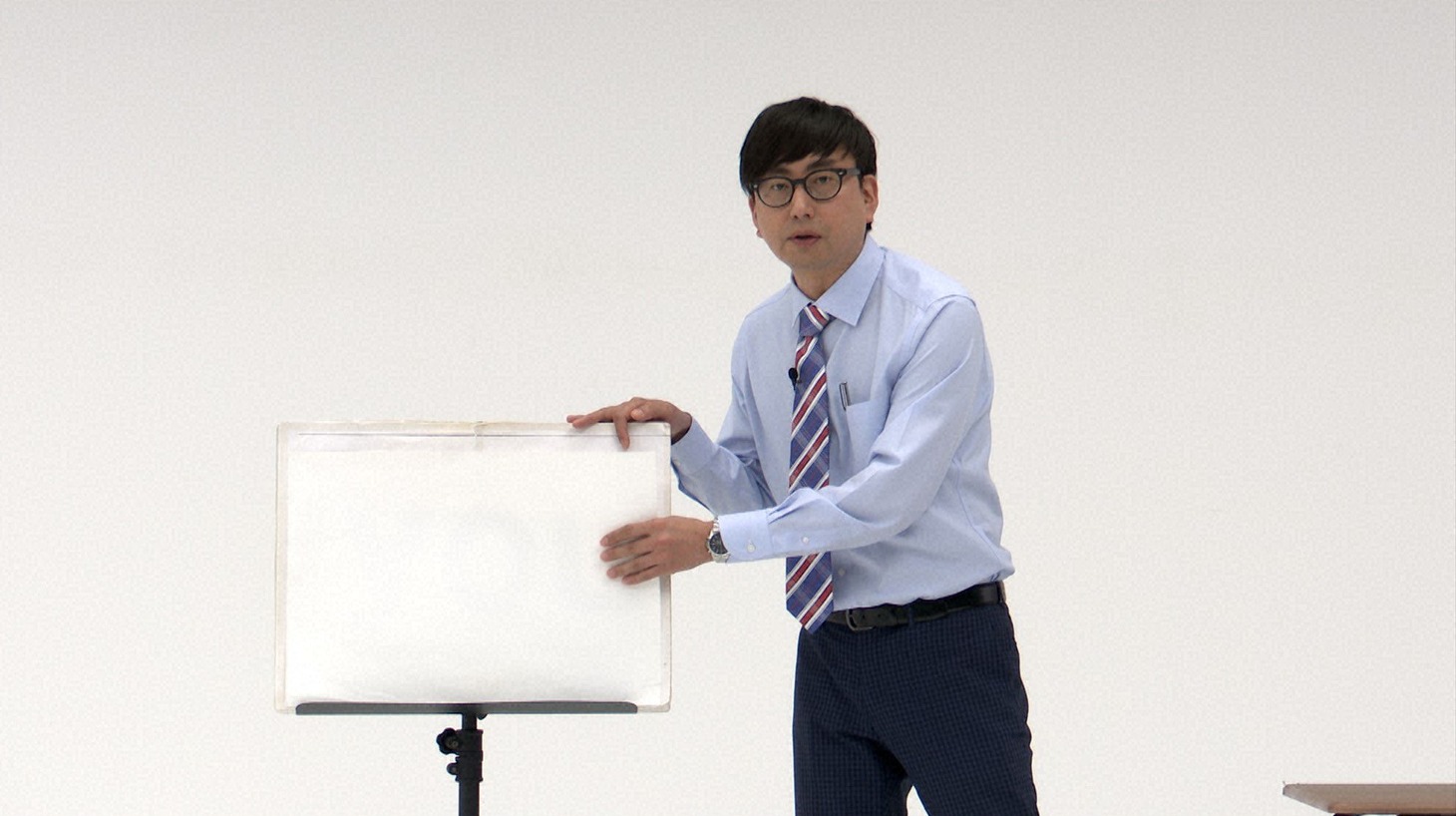 「お笑い演芸館VS.」でピンネタを披露する、おいでやす小田。(c)BS朝日