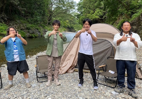 「ハプニングブラザーズ」の頭文字「H」を指で示す(左から)ロッチ中岡、岩田剛典、野田クリスタル、ロバート秋山。(c)TBS