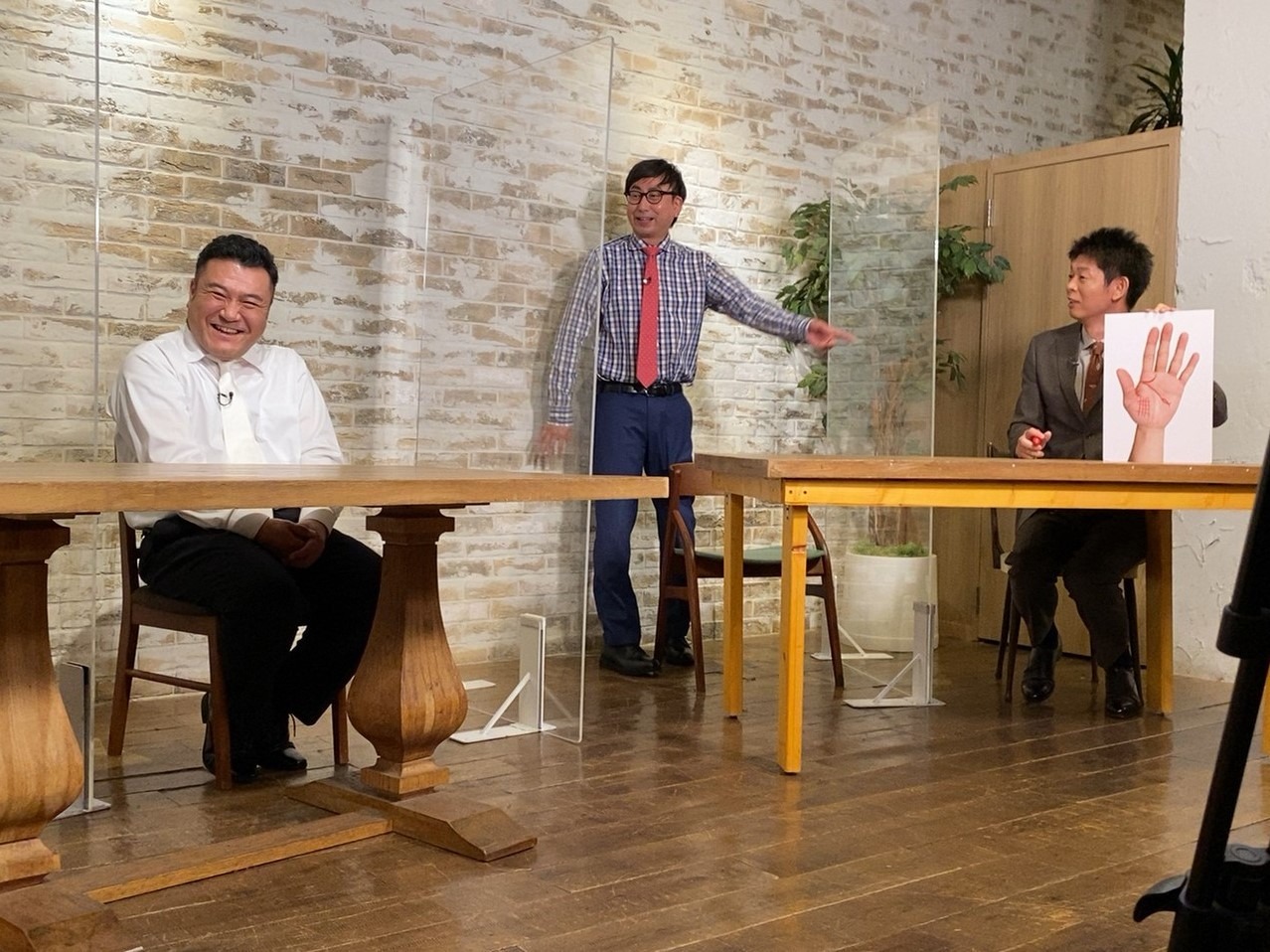 （左から）アンタッチャブル山崎、おいでやす小田、島田秀平。(c)TBS