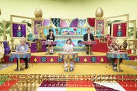 「たとえるバラエティ クイズ！鼻からスイカ」の解答者たち。(c)読売テレビ