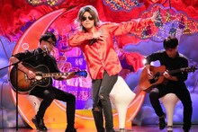 日谷ヒロノリ（中央）とシマッシュレコード。(c)フジテレビ