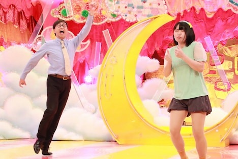 おいでやす小田と、にゃんこスター・アンゴラ村長。(c)フジテレビ