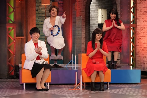 「AIがジャッジ！発音カラオケ」に出演する（前列左から）Mr.シャチホコ、みかん、（後列左から）チョコレートプラネット松尾、丸山礼。(c)フジテレビ