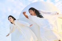 永野芽郁（左）と藤原采（右）。