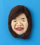 光浦靖子が手掛けた相方・大久保の「似顔ブローチ」。