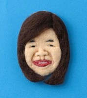 光浦靖子が手掛けた相方・大久保の「似顔ブローチ」。