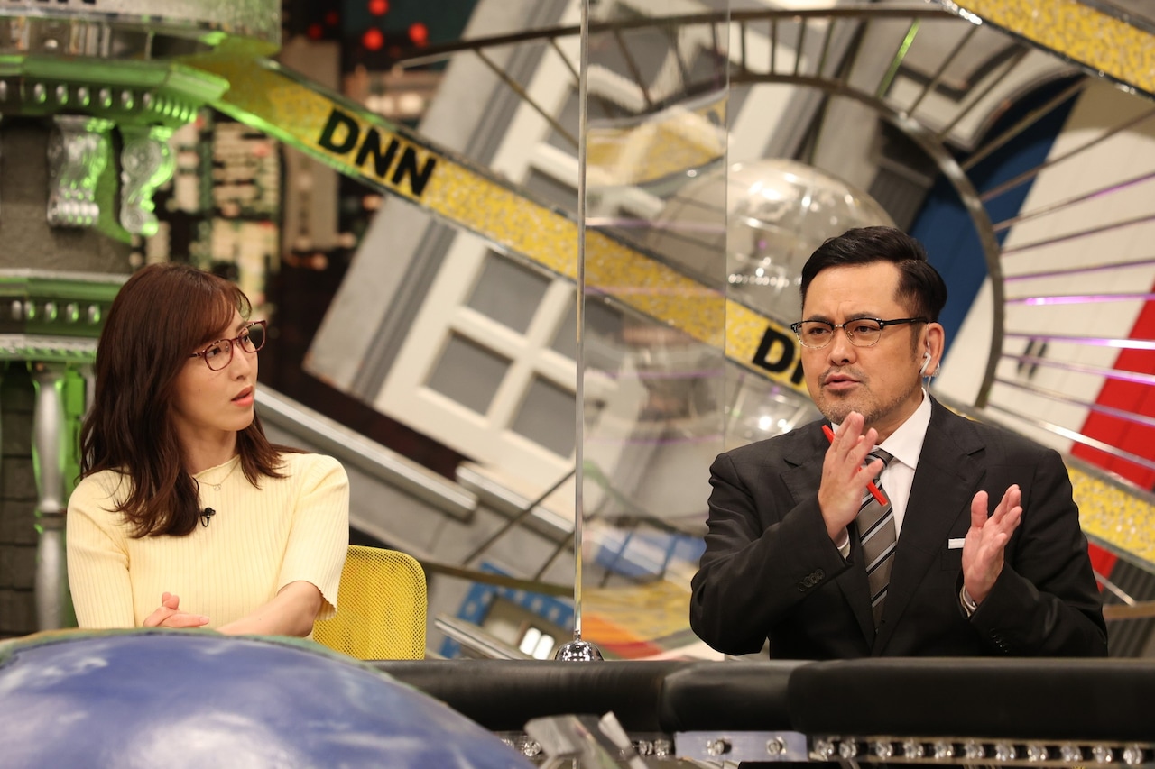 （左から）小澤陽子アナ、アリタ哲平。(c)フジテレビ