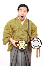 初回限定版特典の本家本元鼓型肩掛け鞄を携えたすゑひろがりず南條。ショルダーバッグはイメージ。