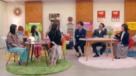 「カップスターコメディ『しゃべる奴らは、ハラが減る。』」のワンシーン。(c)乃木坂 46LLC