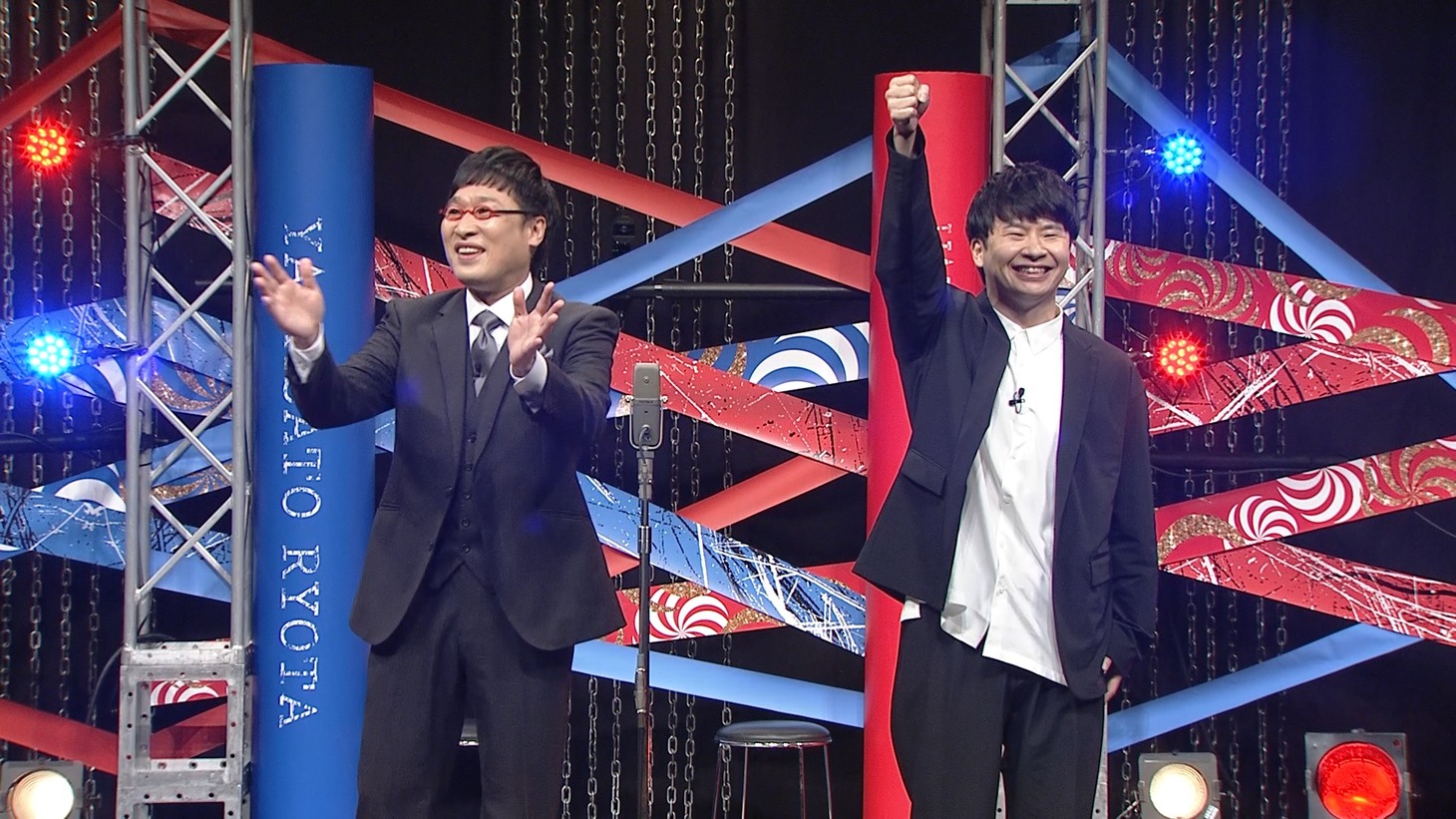 漫才ユニット・たりないふたりの解散ライブ「明日のたりないふたり」に出演した、南海キャンディーズ山里（左）とオードリー若林（右）。(c)「明日のたりないふたり」製作委員会