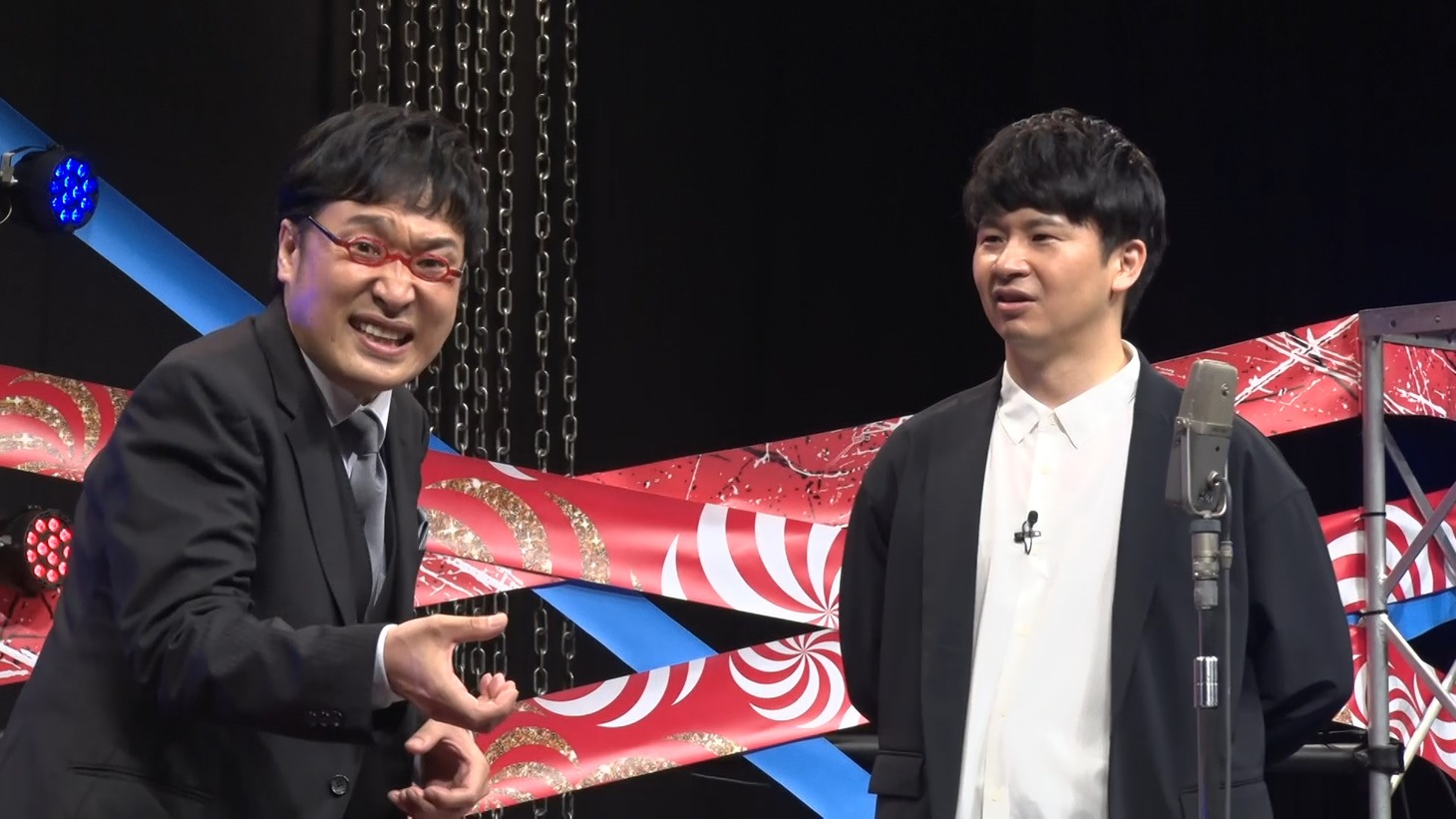 たりないふたりの南海キャンディーズ山里（左）とオードリー若林（右）。(c)「明日のたりないふたり」製作委員会