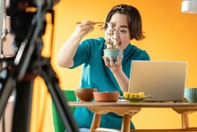 CM撮影中のゆりやんレトリィバァ。