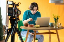 CM撮影中のゆりやんレトリィバァ。