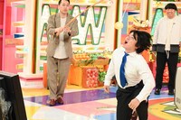 野田クリスタル（中央）とバナナマン。(c)TBS