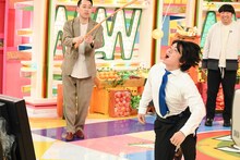野田クリスタル（中央）とバナナマン。(c)TBS