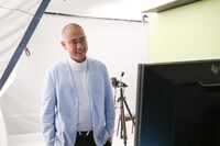 撮影中のコロコロチキチキペッパーズ・ナダル。