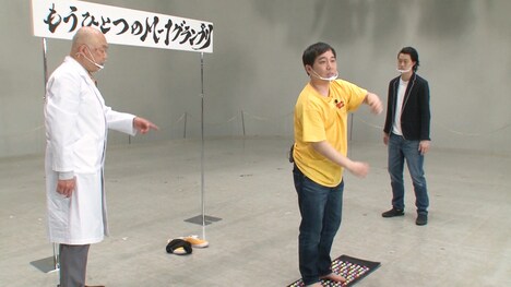 催眠術をかけられる霜降り明星せいや（中央）。(c)ABCテレビ