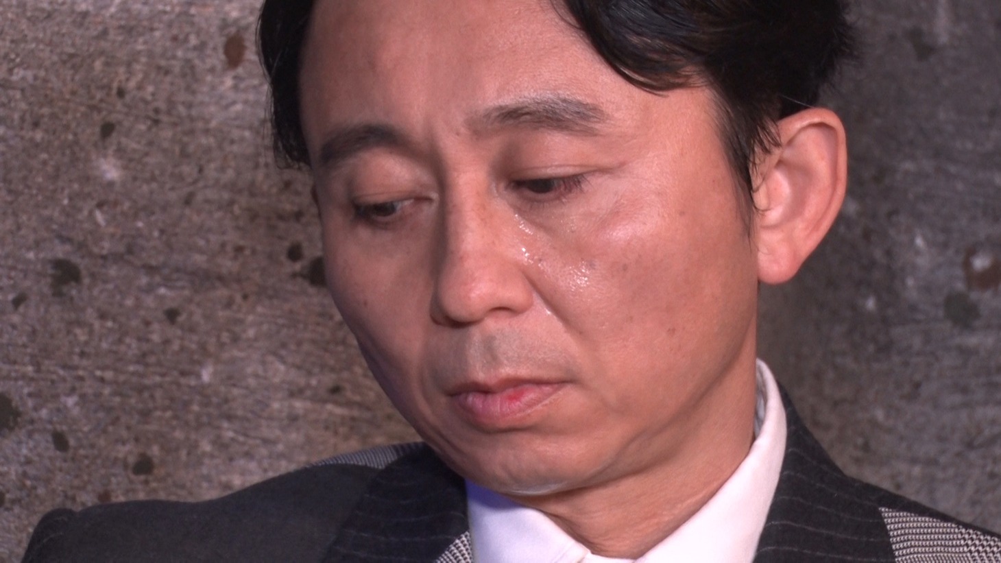 「有吉クイズ」の「有吉のプライベート密着クイズ」で涙を流している様子の有吉弘行。(c)テレビ朝日