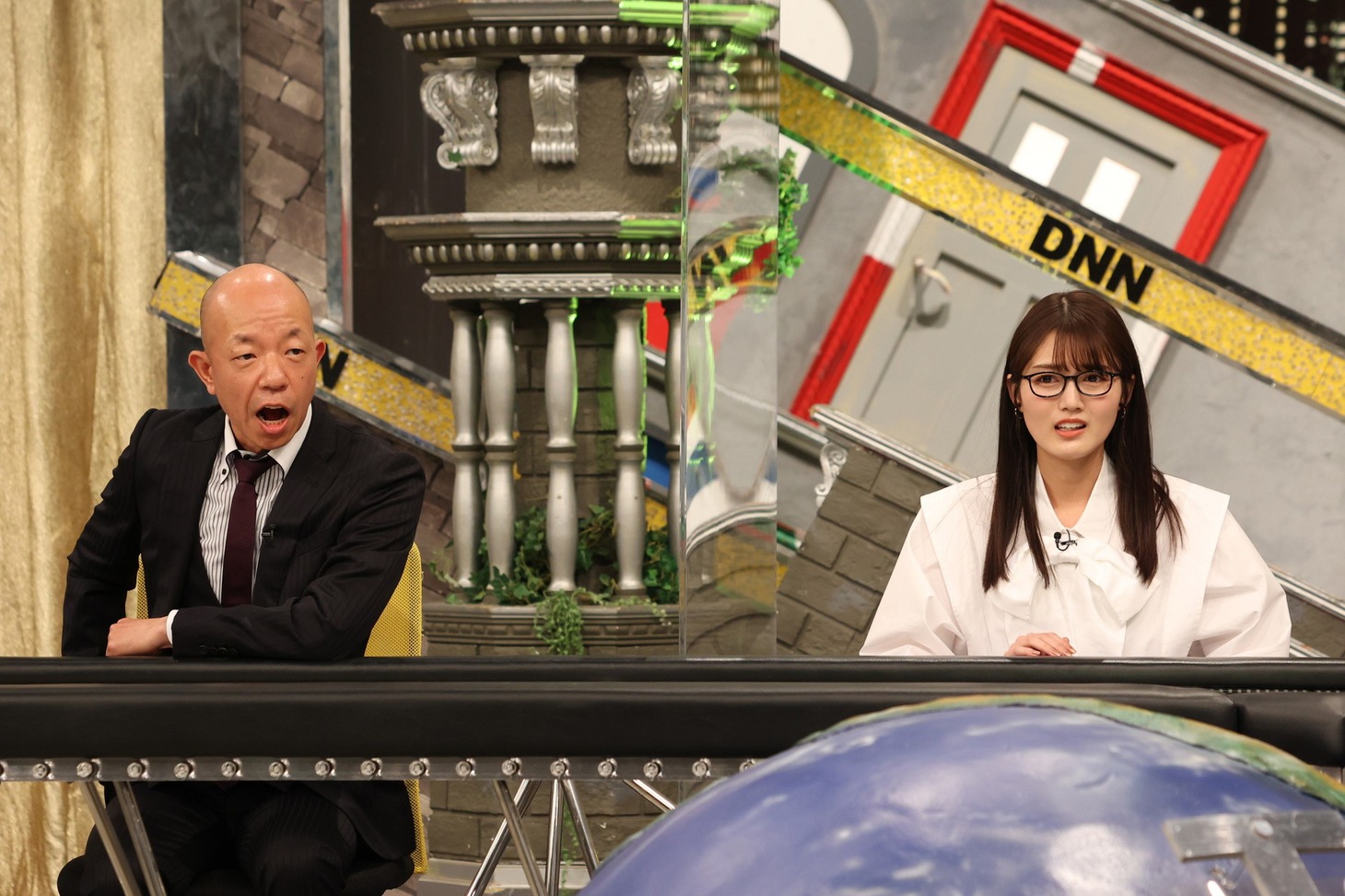 （左から）バイきんぐ小峠、水谷果穂。(c)フジテレビ