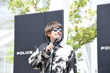 晴れた空を見上げるEXITりんたろー。。