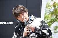 縁にあるロゴがおしゃれだと紹介するEXITりんたろー。。