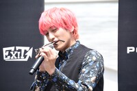 「チャラ男くらい」軽く、ロゴがさりげないとアイテムの紹介をするEXIT兼近。