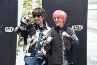フォトセッションにガッツポーズで応じるEXIT兼近（右）。りんたろー。（左）は「それK-1かRIZINのポーズ」とツッコミ。
