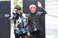 「久しぶりに会った友達への挨拶」のポーズを披露するEXIT兼近（右）。