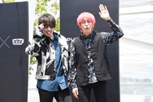 「久しぶりに会った友達への挨拶」のポーズを披露するEXIT兼近（右）。