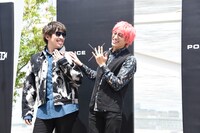 フォトセッションではさまざまなポーズを披露したEXIT。なぜか結婚会見風に左手を見せる。