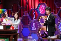 左から岩田絵里奈アナウンサー、小澤征悦。(c)日本テレビ