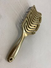 アインシュタイン稲田の「長年愛用した金色のクシ」。