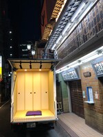 「落語car出前パック」イメージ。照明が用意されており、夜間でも出張可能。