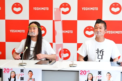 「聖☆おにいさん」のような格好で会見に臨んだ笑い飯。