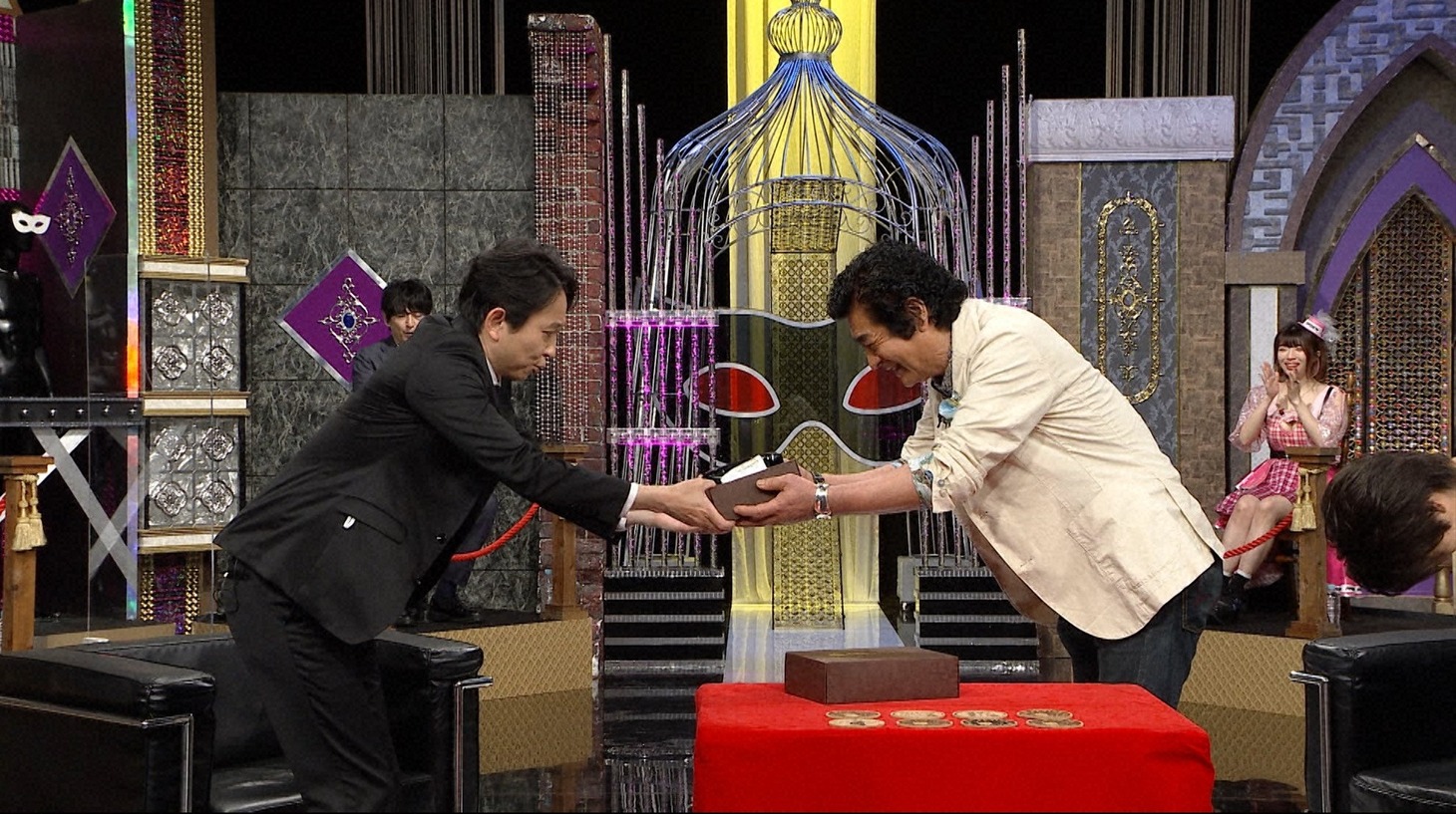 左から有吉弘行、藤岡弘、。(c)日本テレビ