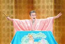 間寛平によるオープニングアクトの様子。