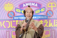 囲み取材に応じる間寛平。