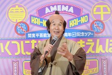 囲み取材に応じる間寛平。